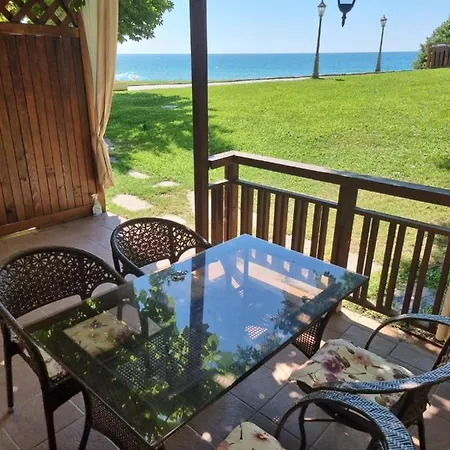 къща на брега на морето влас, Garden Of Eden Apartment Sweti Wlas